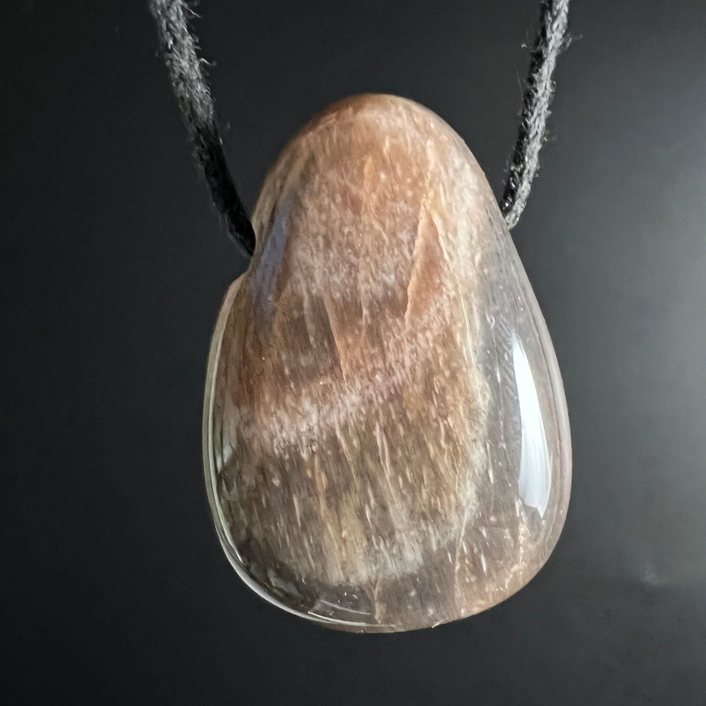 Mondstein Anhaenger tropfenfoermig, beige-braun mit feinen faserigen Streifen und glaenzender polierter Oberflaeche | Happy Minerals