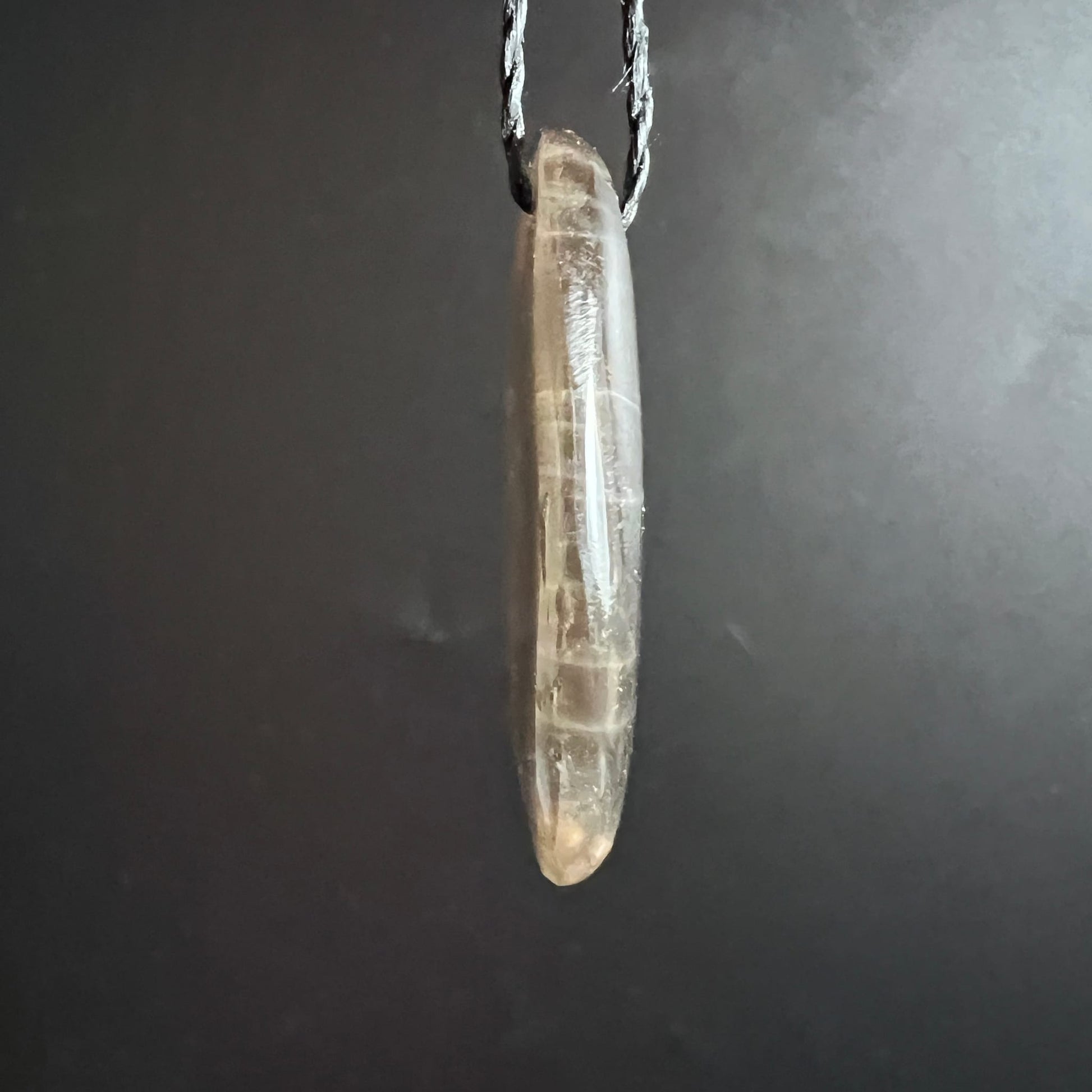 Laenglicher Mondstein Anhaenger, milchig-beige mit feinen Wachstumslinien und poliertem Glanz | Happy Minerals