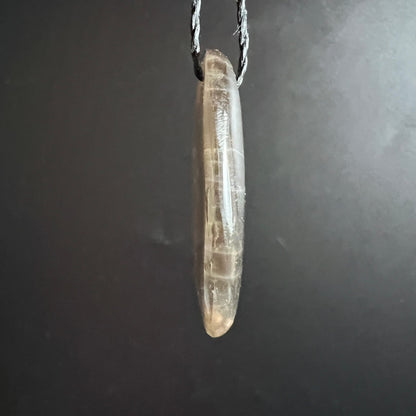 Laenglicher Mondstein Anhaenger, milchig-beige mit feinen Wachstumslinien und poliertem Glanz | Happy Minerals