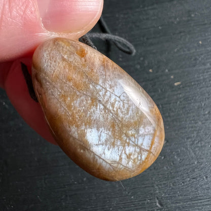 Mondstein Anhaenger Tropfenform, cremig-beige mit braunen Schlieren und silbrigem Schimmer | Happy Minerals