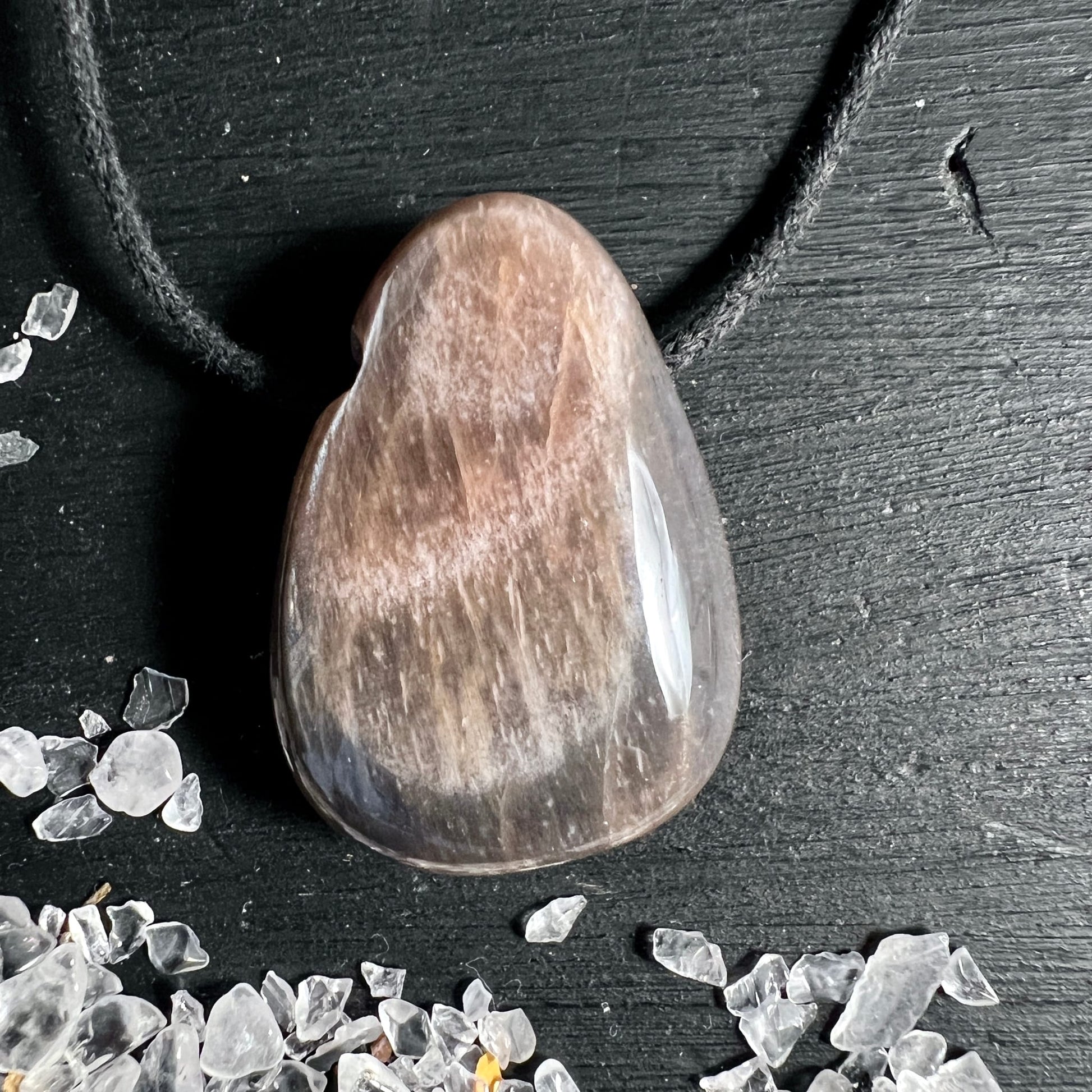 Mondstein Anhaenger tropfenfoermig, braun-beige mit faserigem Schimmer und weissem Glanzstreifen | Happy Minerals