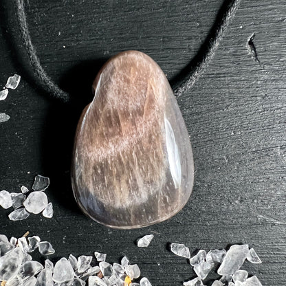 Mondstein Anhaenger tropfenfoermig, braun-beige mit faserigem Schimmer und weissem Glanzstreifen | Happy Minerals