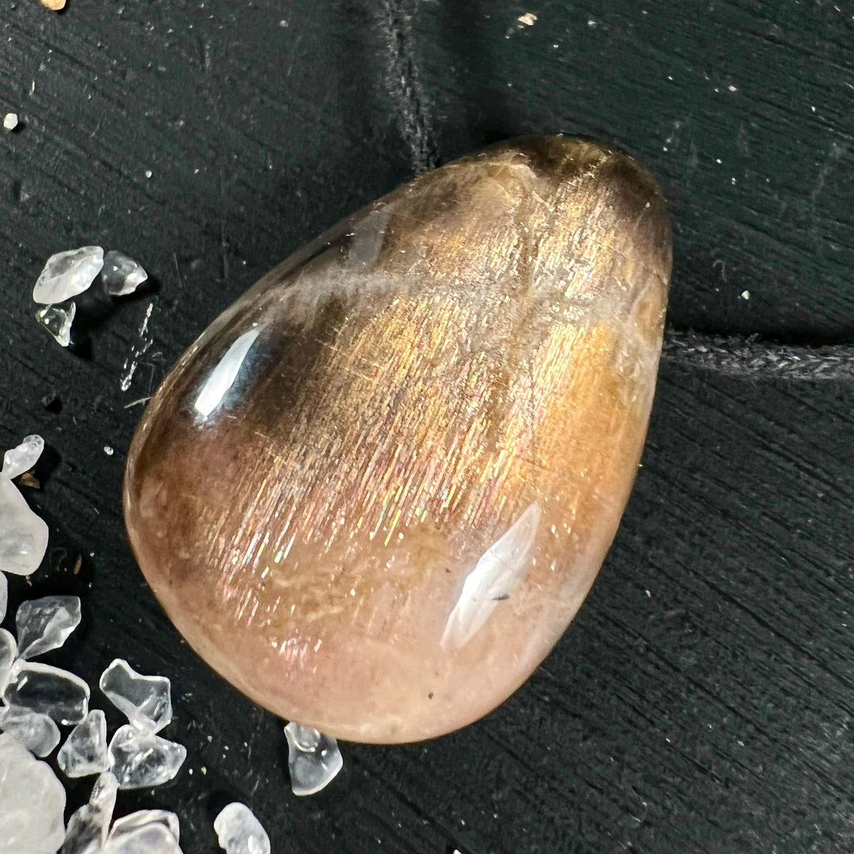 Mondstein Anhaenger, braun-goldener Schimmer, tropfenfoermig poliert mit feinen Glanzstreifen | Happy Minerals