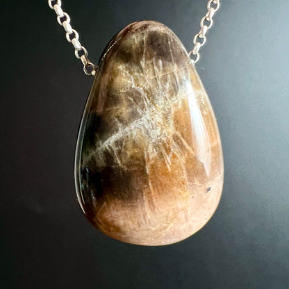 Mondstein Anhaenger Tropfenform, braun-goldene Zonen mit faserigen Schlieren und Glanz | Happy Minerals