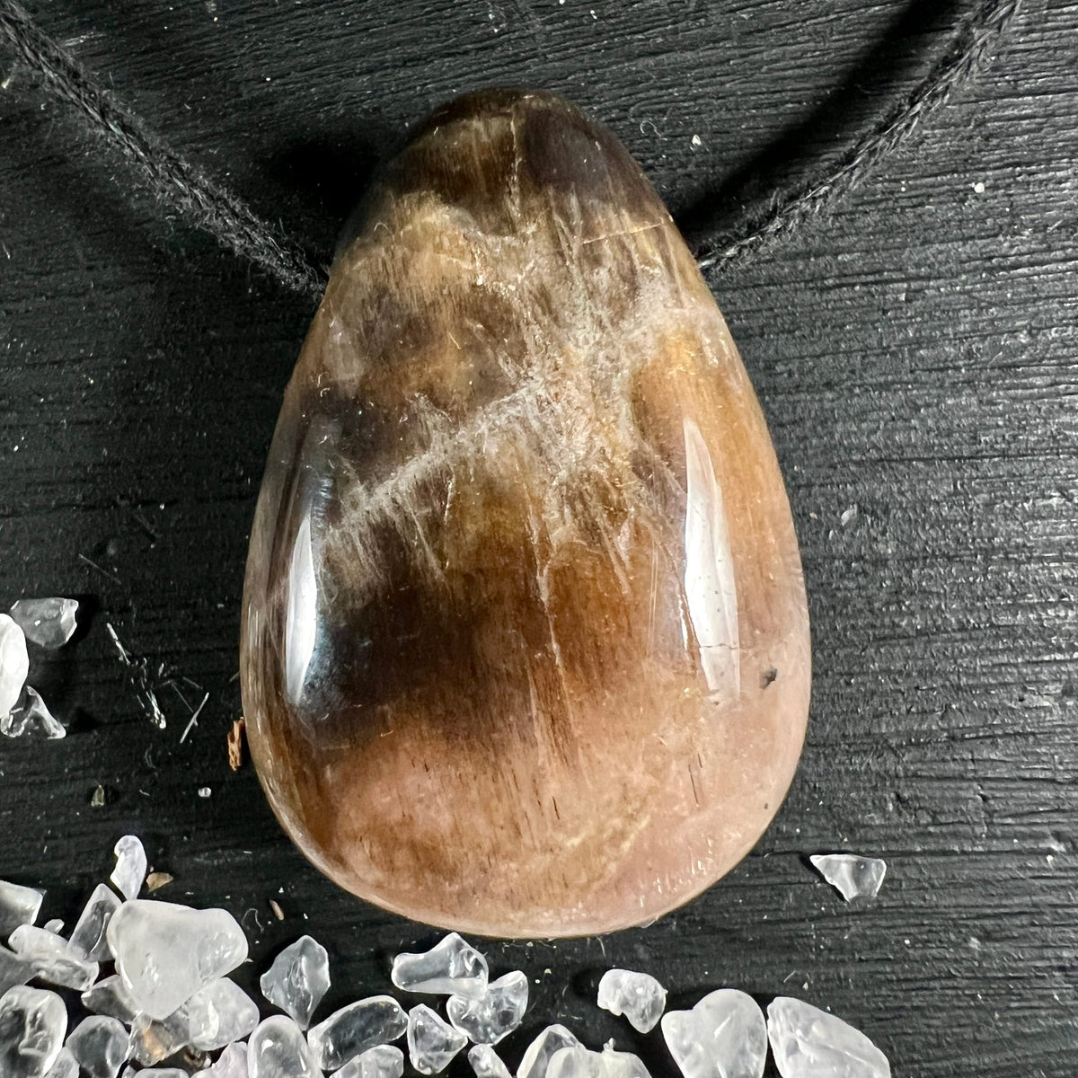 Mondstein Anhaenger tropfenfoermig, braun-goldener Verlauf mit fasrigen Schlieren und poliertem Glanz | Happy Minerals
