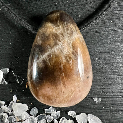 Mondstein Anhaenger tropfenfoermig, braun-goldener Verlauf mit fasrigen Schlieren und poliertem Glanz | Happy Minerals