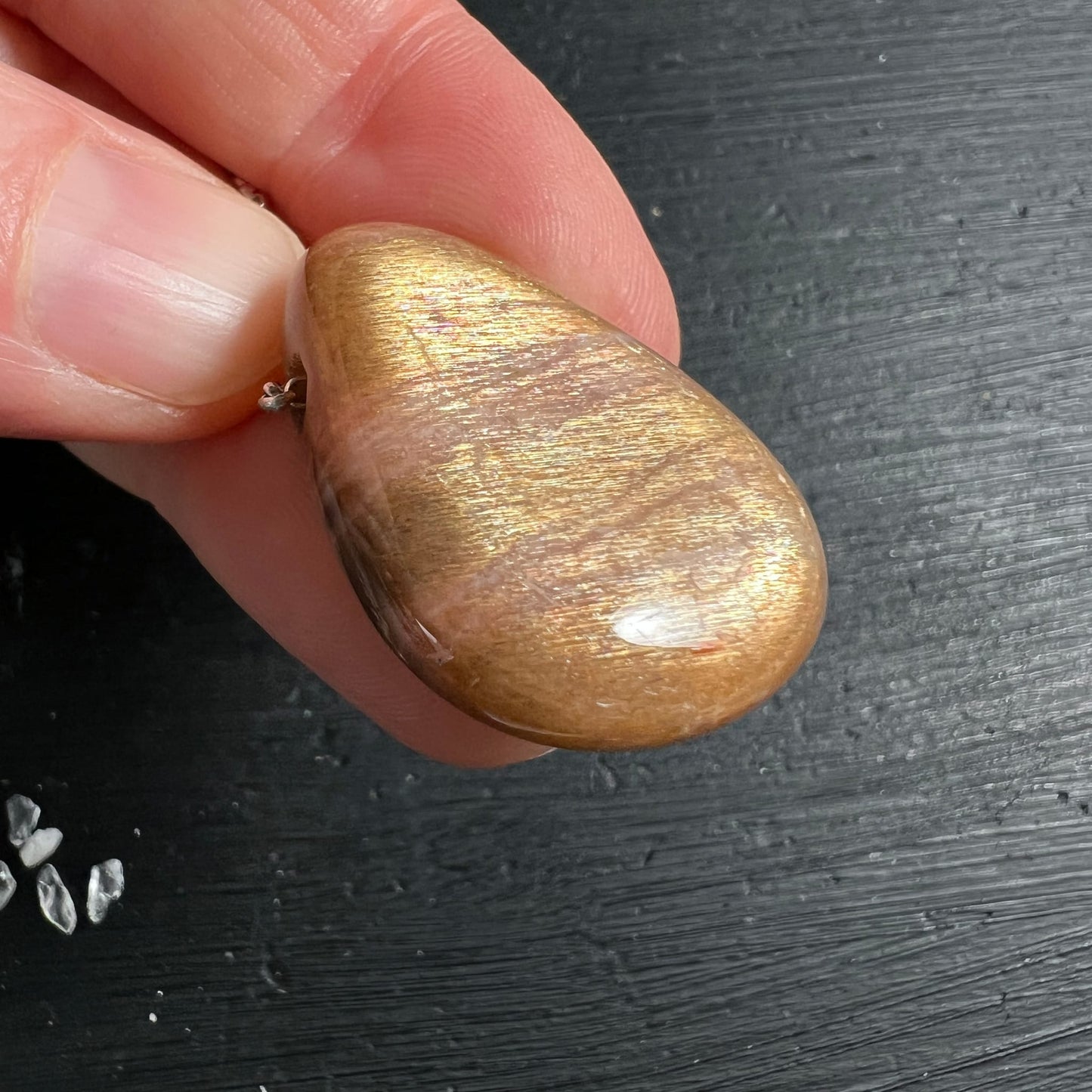 Mondstein Anhänger Tropfenform, goldener Schimmer mit bräunlichen Schlieren, poliert, seidiger Adulareszenz | Happy Minerals