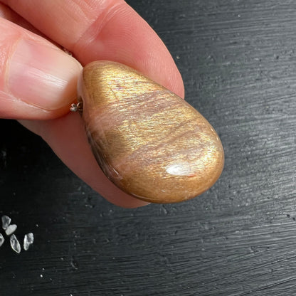 Mondstein Anhänger Tropfenform, goldener Schimmer mit bräunlichen Schlieren, poliert, seidiger Adulareszenz | Happy Minerals