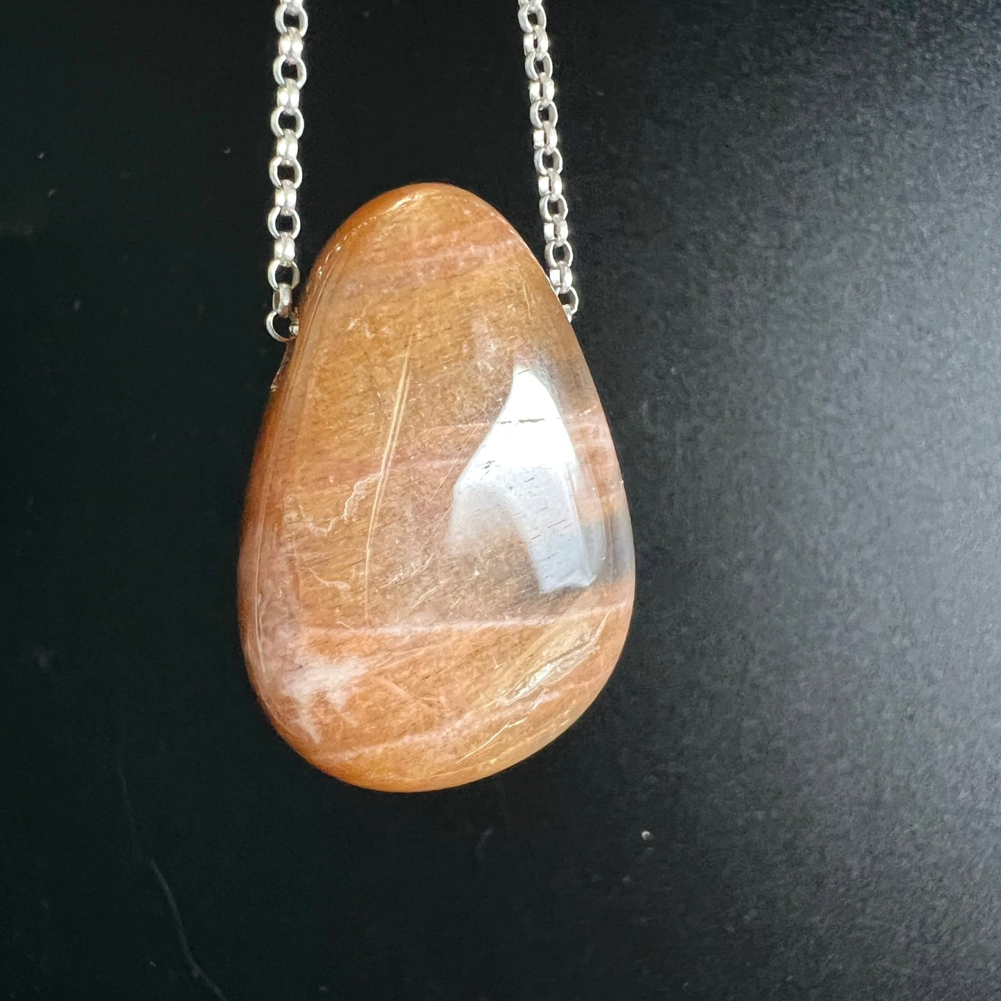 Mondstein Anhänger Tropfenform, honiggelb-oranges Cabochon mit weißlichen Schlieren und seidigem Schimmer, Silberkette | Happy Minerals