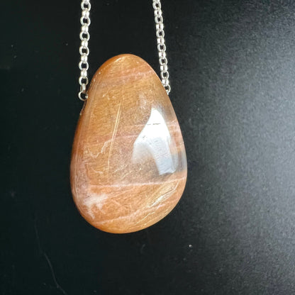 Mondstein Anhänger Tropfenform, honiggelb-oranges Cabochon mit weißlichen Schlieren und seidigem Schimmer, Silberkette | Happy Minerals
