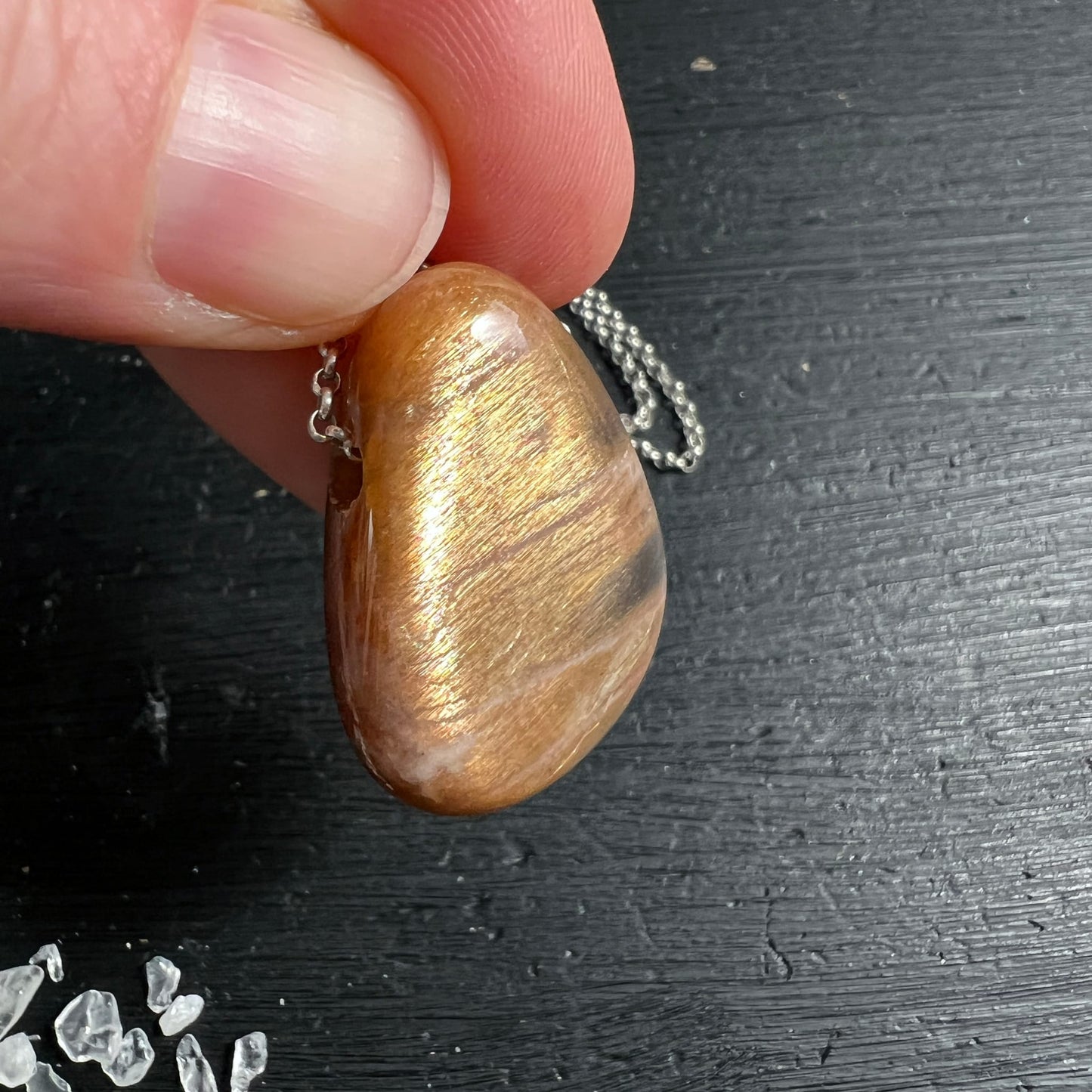 Mondstein Anhänger oval poliert, goldener Adulareszenz-Schimmer, honigbraune Schlieren, Silberkette | Happy Minerals
