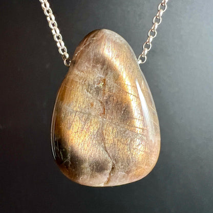 Mondstein Anhänger, tropfenförmig, cremig-braun mit goldenem Schimmer und feinen Faserstrukturen | Happy Minerals