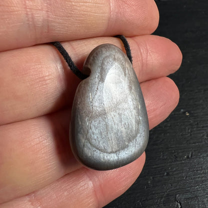 Mondstein Anhaenger tropfenfoermig, grau-silbrig mit weissem Schimmer und feinen Linien, poliert | Happy Minerals