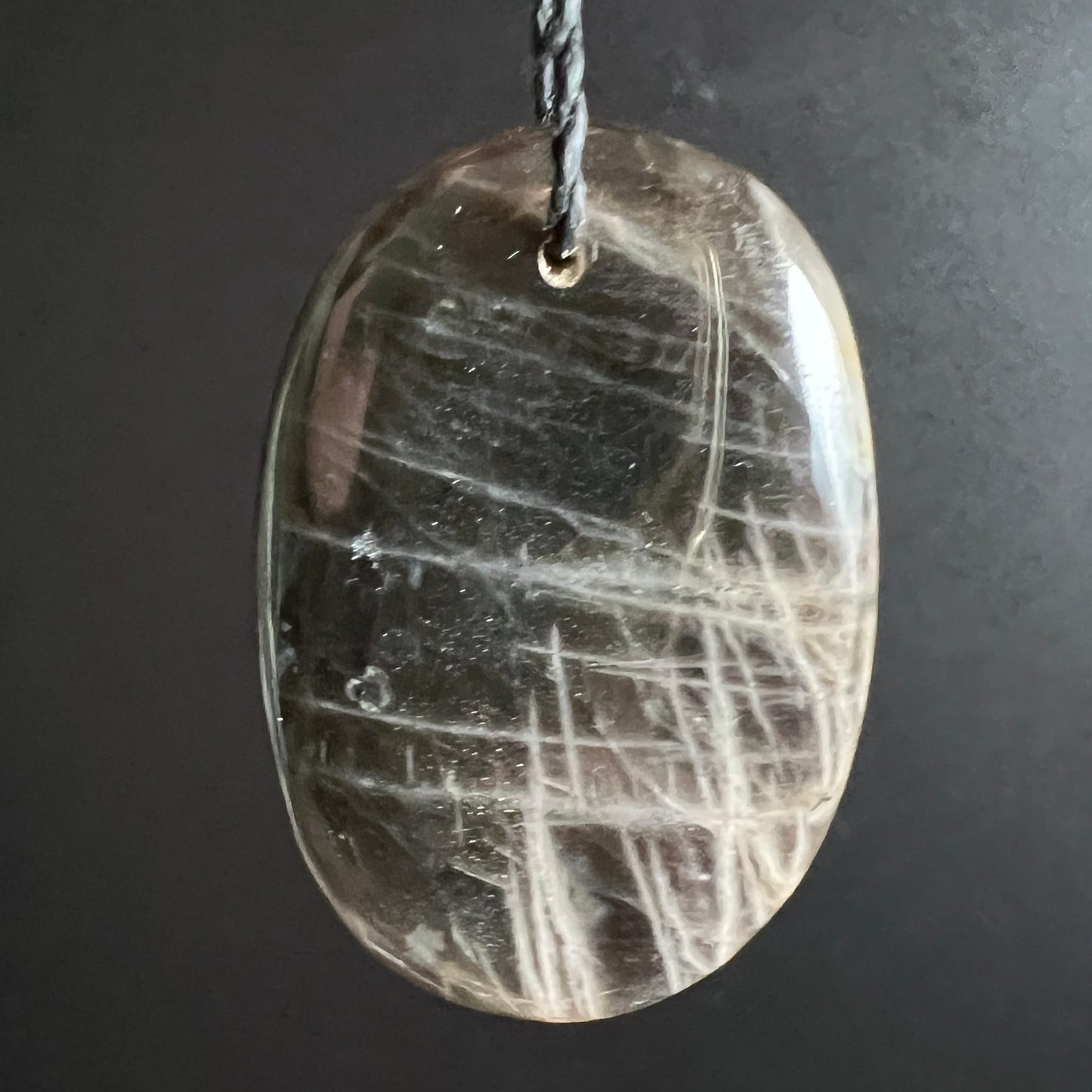 Ovaler Mondstein Anhaenger grau-transparent mit feinen weissen Rutil-Linien, glaenzend poliert | Happy Minerals