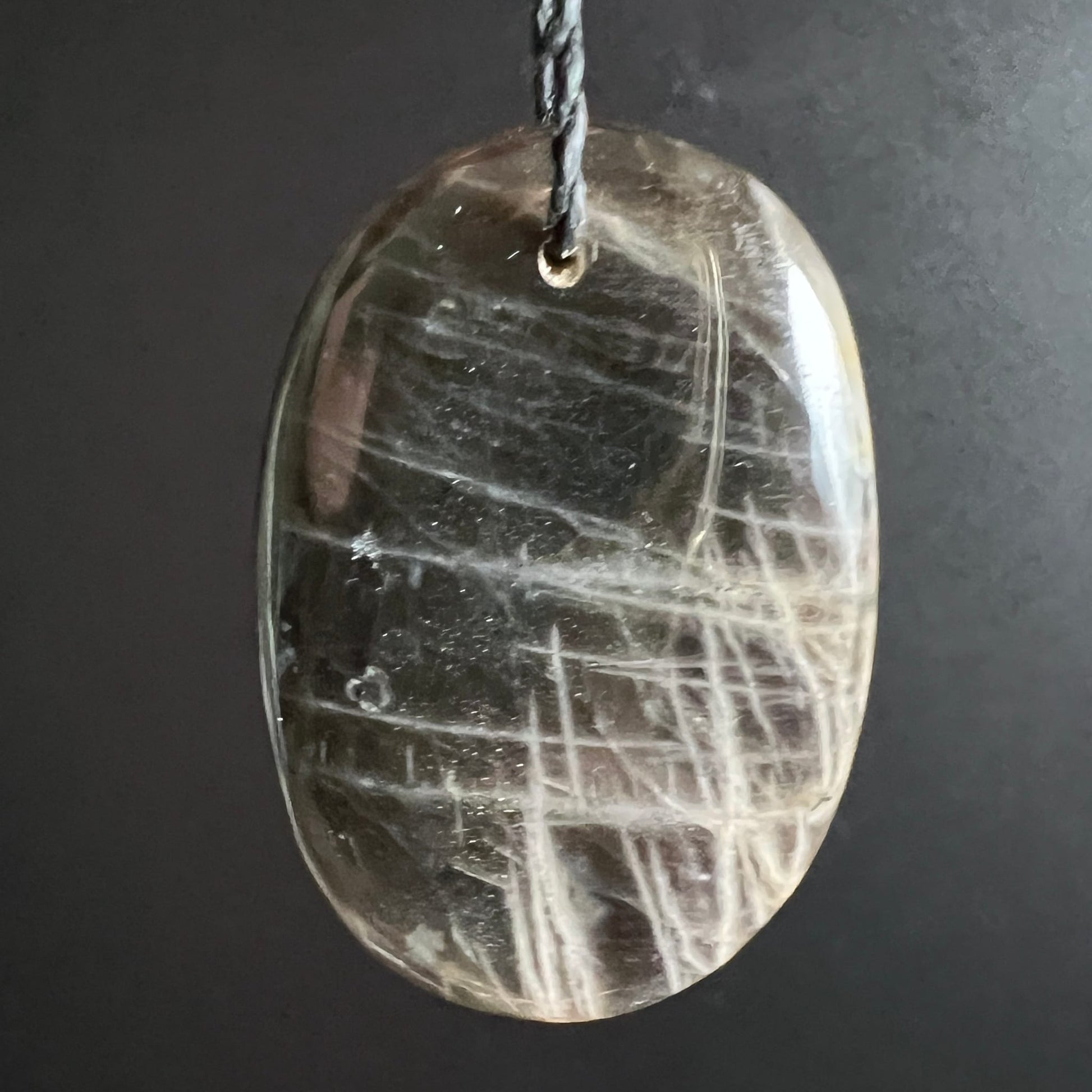 Ovaler Mondstein Anhaenger grau-transparent mit feinen weissen Rutil-Linien, glaenzend poliert | Happy Minerals