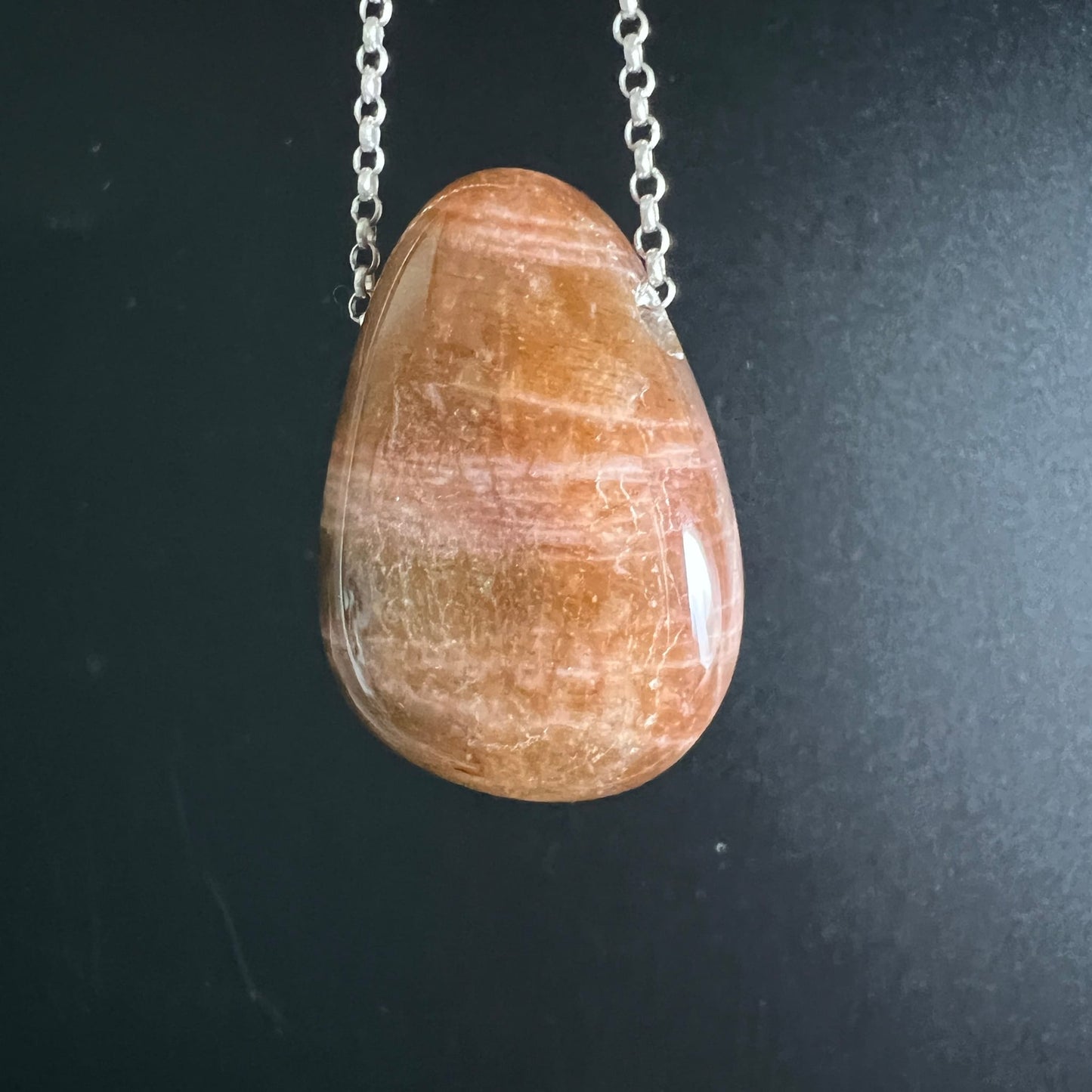 Mondstein Anhänger tropfenförmig, honigbraun-apricot mit seidigen Streifen und goldenem Schimmer, poliert | Happy Minerals