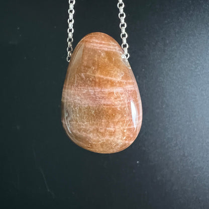 Mondstein Anhänger tropfenförmig, honigbraun-apricot mit seidigen Streifen und goldenem Schimmer, poliert | Happy Minerals