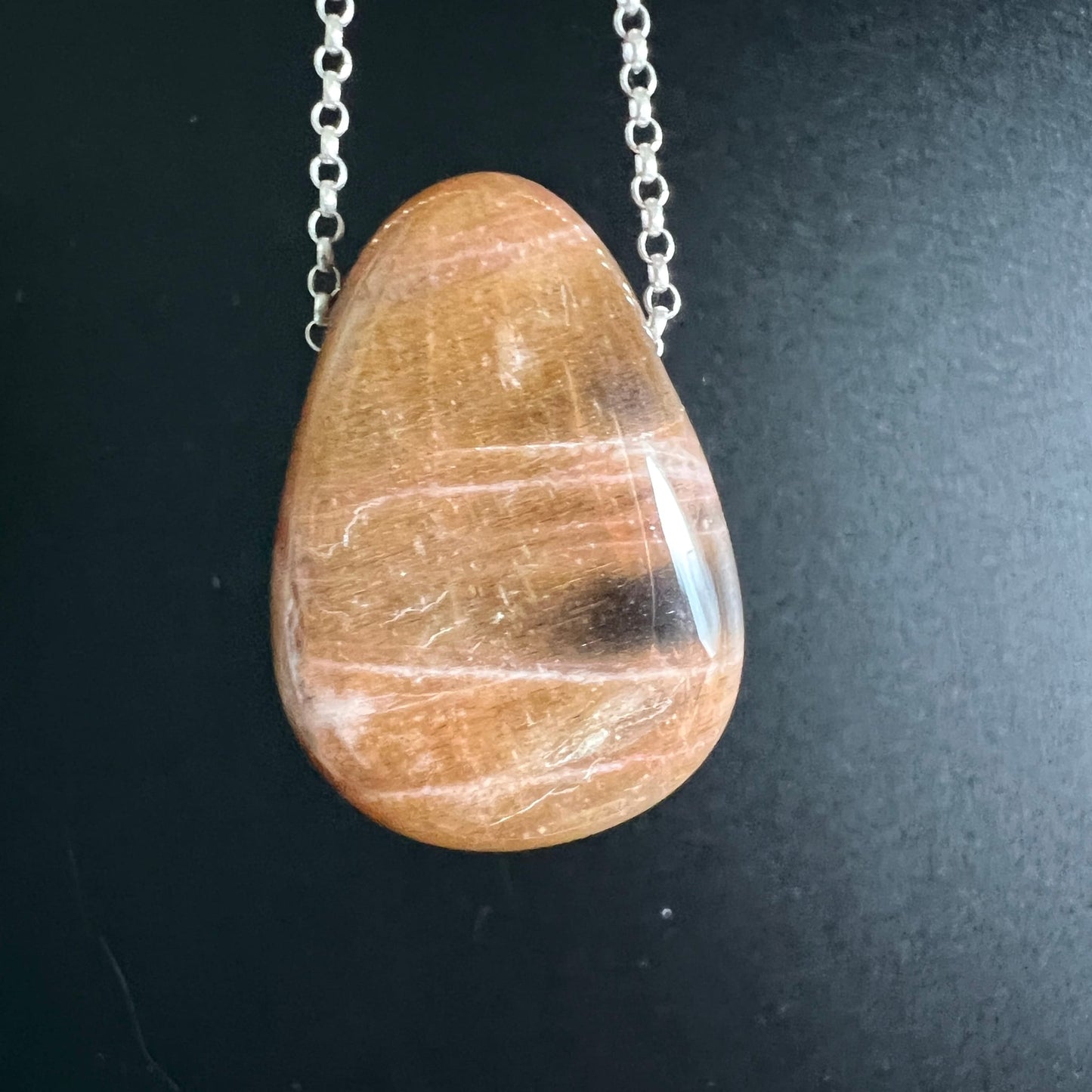 Mondstein Anhänger honigbraun-orange, polierter Tropfen mit weißen Schimmerstreifen und dunkler Zone | Happy Minerals