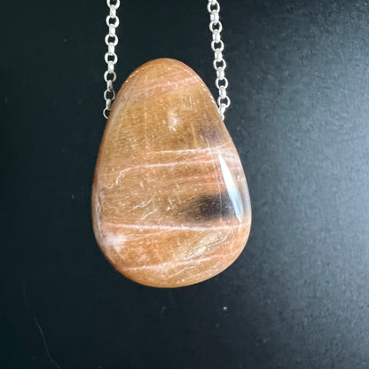 Mondstein Anhänger honigbraun-orange, polierter Tropfen mit weißen Schimmerstreifen und dunkler Zone | Happy Minerals