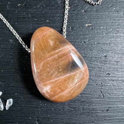 Mondstein Anhänger tropfenform, honigbraun-orangefarbig mit weissen Schlieren, adulareszierendem Glanz, poliert | Happy Minerals