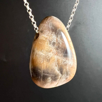 Mondstein Anhaenger tropfenfoermig, honigbraun mit rauchigen Zonen, weissen Faserstrukturen und Glanz | Happy Minerals