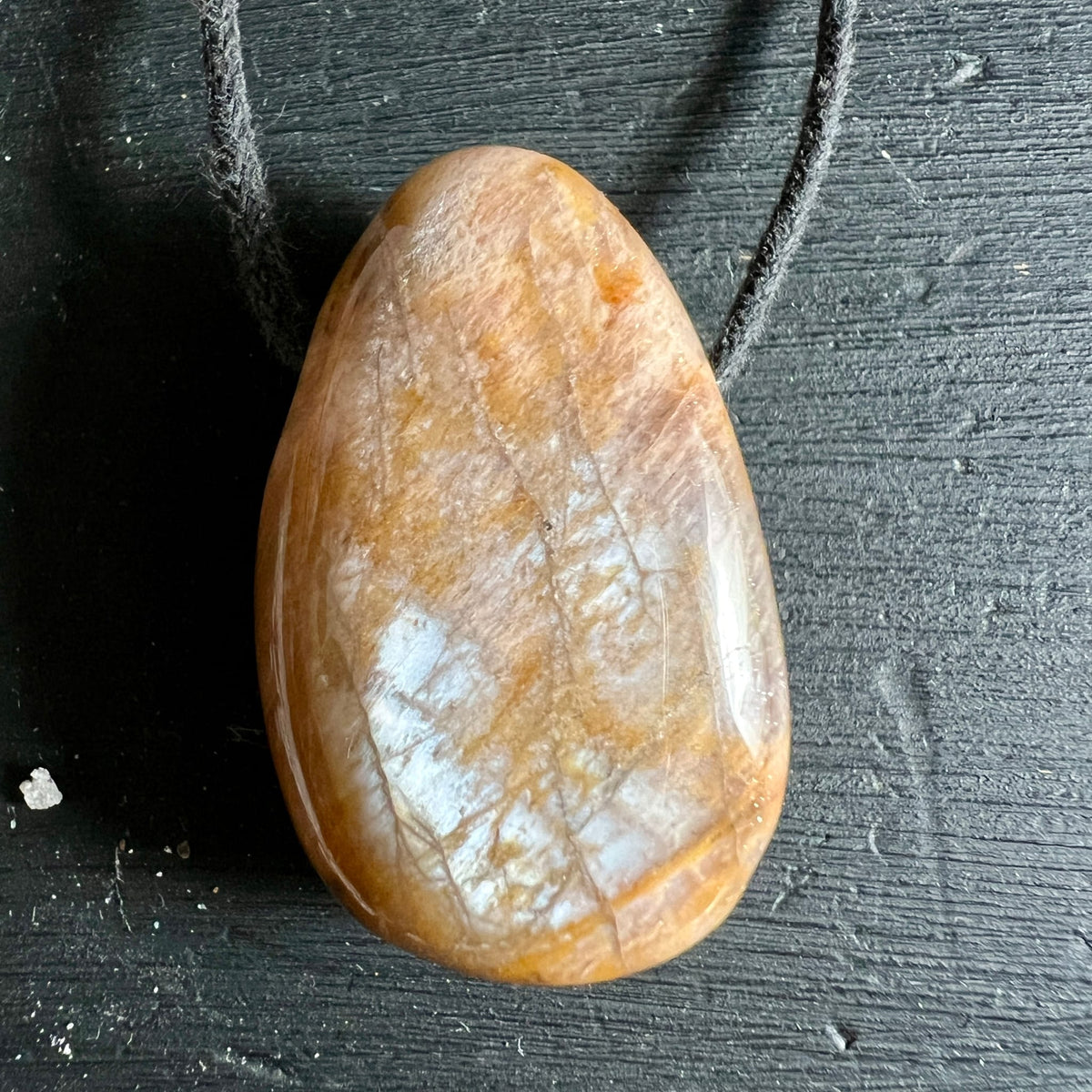 Mondstein Anhaenger Tropfenform, honigbraun-cremig mit weissem Schimmer und feinen Wachstumslinien | Happy Minerals