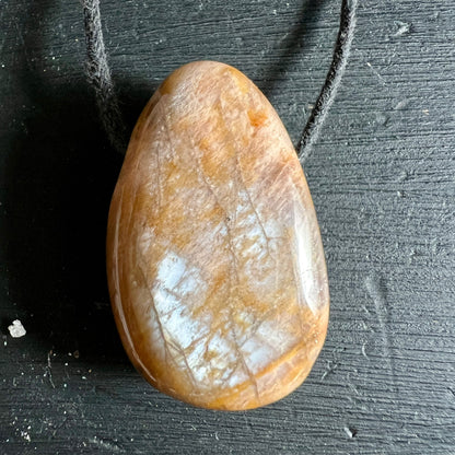 Mondstein Anhaenger Tropfenform, honigbraun-cremig mit weissem Schimmer und feinen Wachstumslinien | Happy Minerals