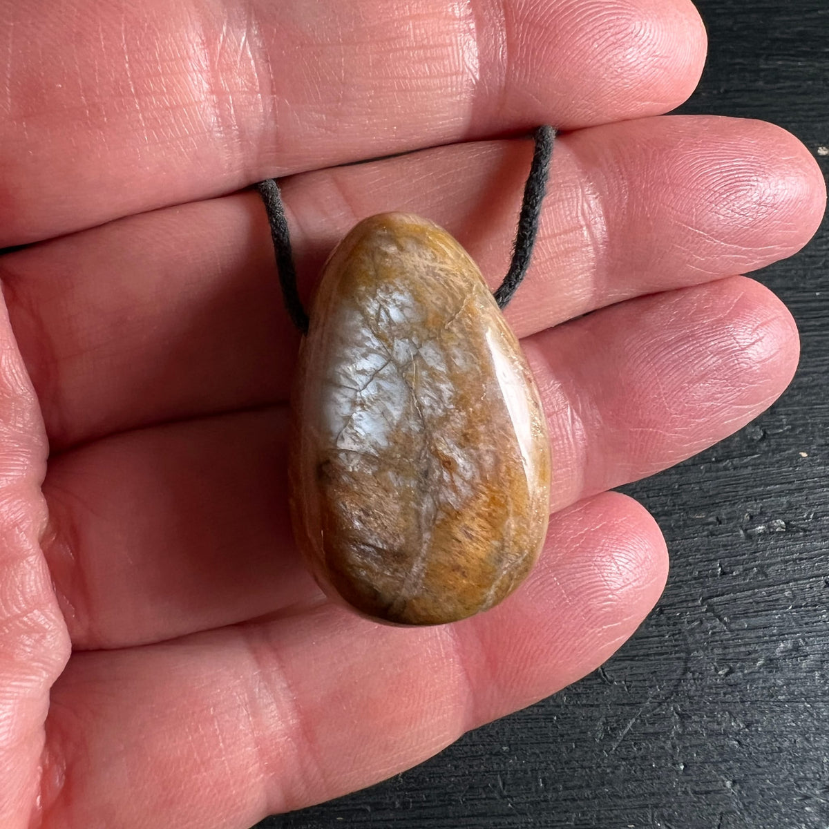 Mondstein Anhaenger tropfenfoermig, honigbraun mit milchig-weissen Flammenmustern, poliert glaenzend | Happy Minerals