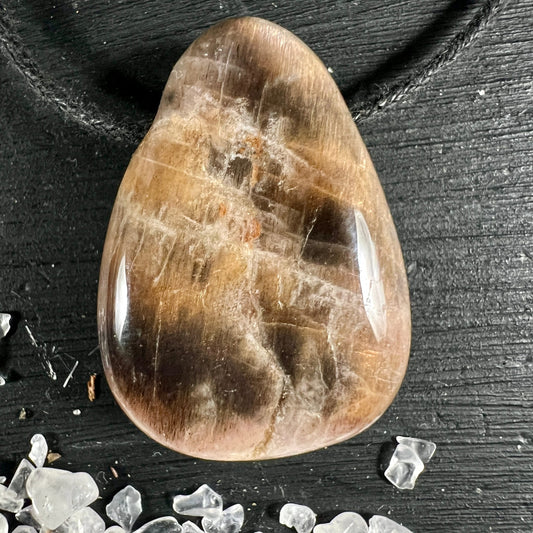 Mondstein Anhaenger Tropfenform, honigbraun mit dunklen Wolkenzonen und weissen Adern, hochglanzpoliert | Happy Minerals