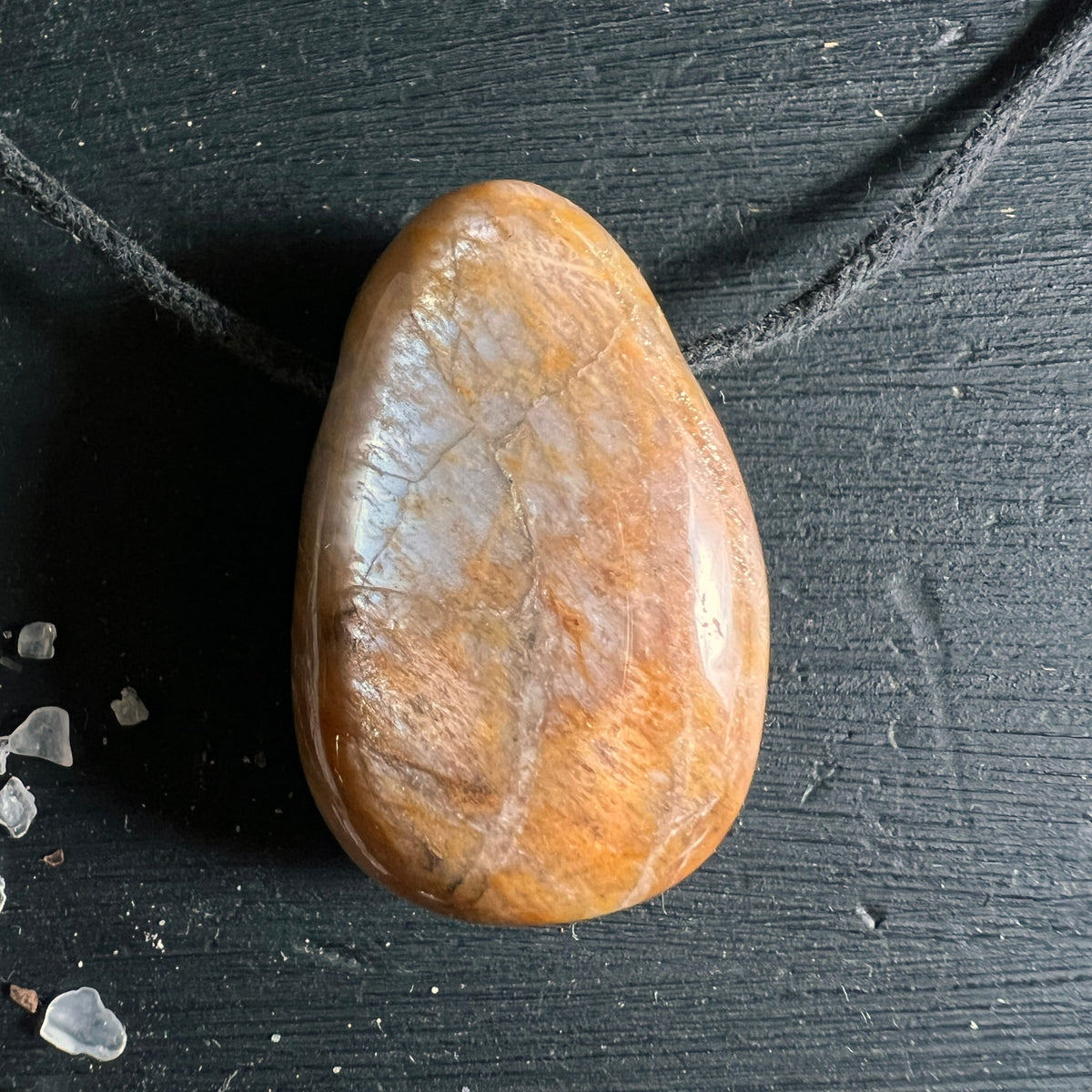 Mondstein Anhaenger tropfenfoermig, honiggelb-orange mit weissen Wolken und feinen Rissen, hochglanzpoliert | Happy Minerals