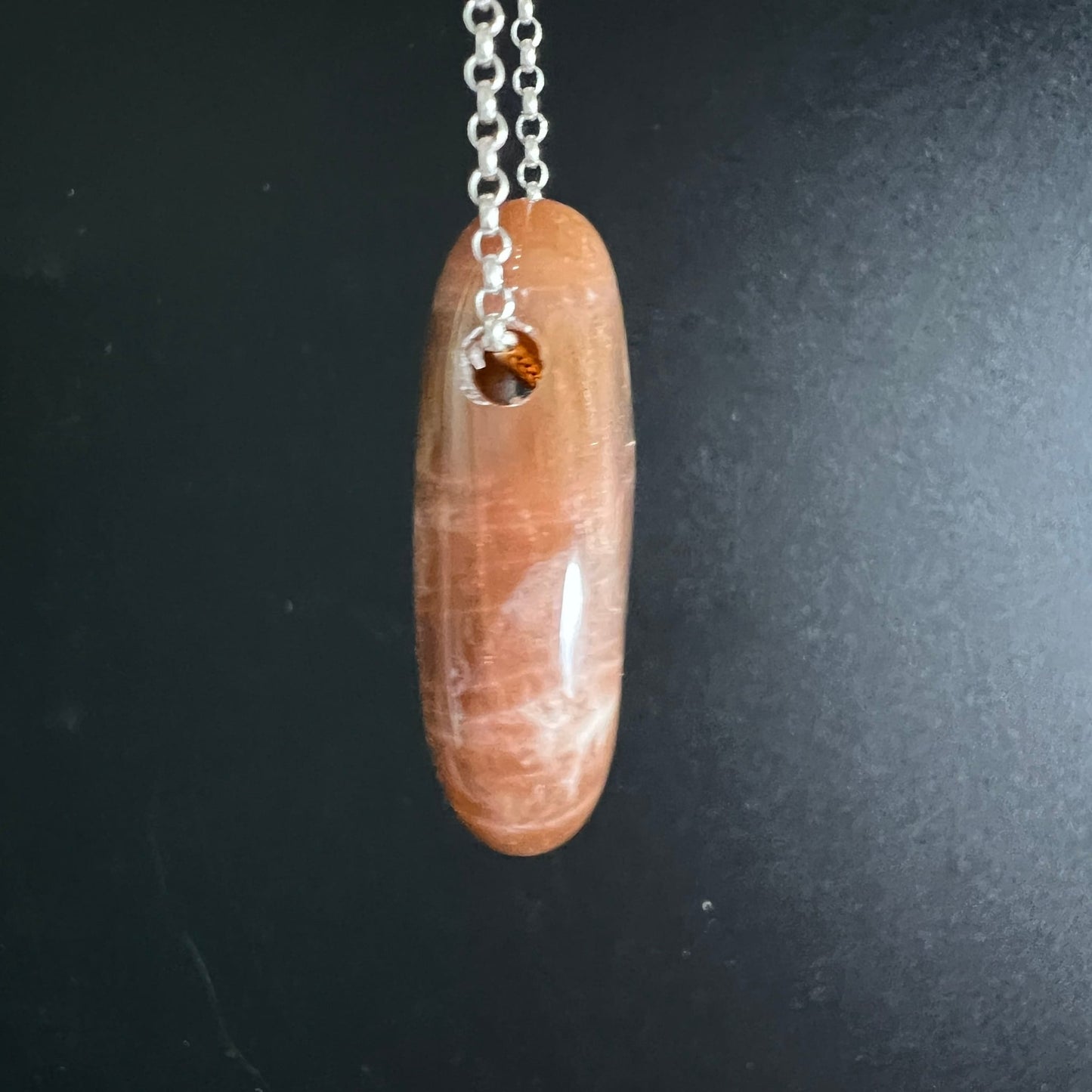Mondstein Anhänger oval-poliert, warmes Lachs-Orange mit hellen Schichtstreifen und sattem Glanz | Happy Minerals
