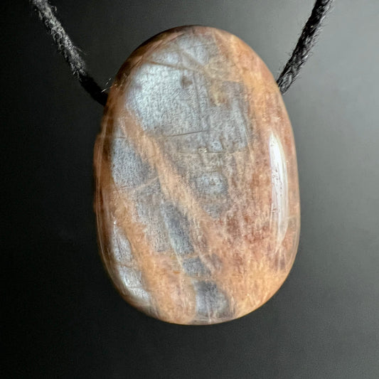 Mondstein Anhaenger oval poliert, lachsfarben-orange mit grauen Flaechen und rissigem Adernmuster | Happy Minerals