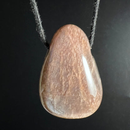 Mondstein Anhänger tropfenförmig, lachsrosa mit feiner faseriger Textur und poliertem Lichtstreifen | Happy Minerals