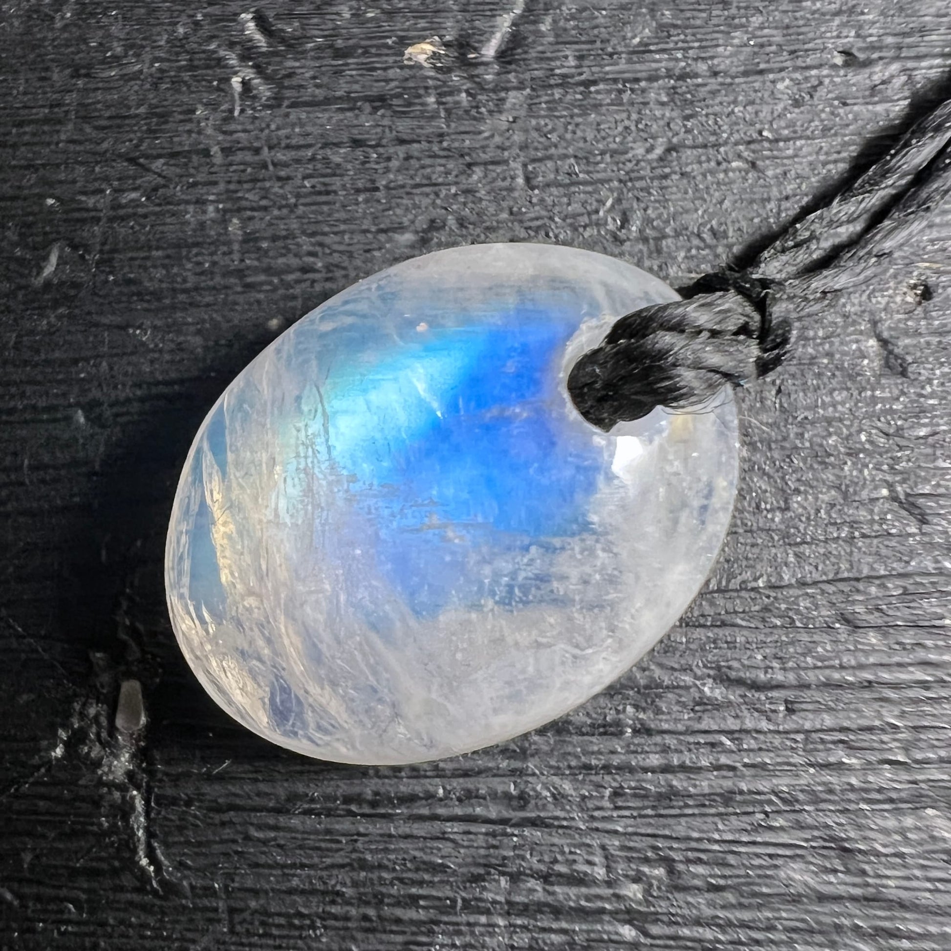 Runder Mondstein Anhaenger milchig-transparent mit blauem Schimmer und feinen Wachstumslinien, poliert | Happy Minerals
