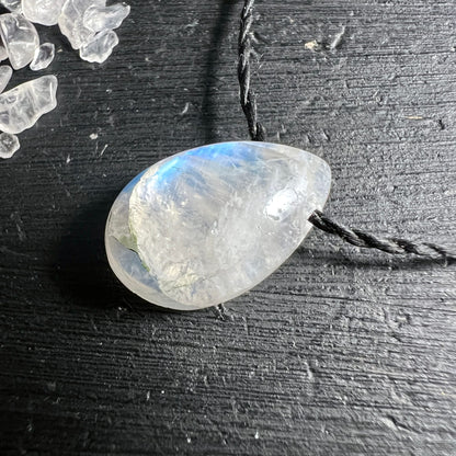 Mondstein Anhaenger Tropfenform milchig-transparent mit blauem Schimmer und schwarzer Kordel | Happy Minerals