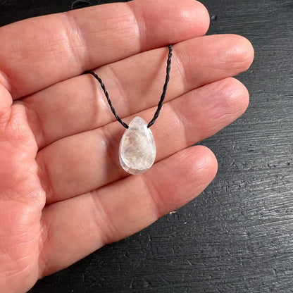 Mondstein Anhaenger tropfenfoermig, milchig-transparent mit feinen weissen Schlieren, poliert, an schwarzer Schnur | Happy Minerals