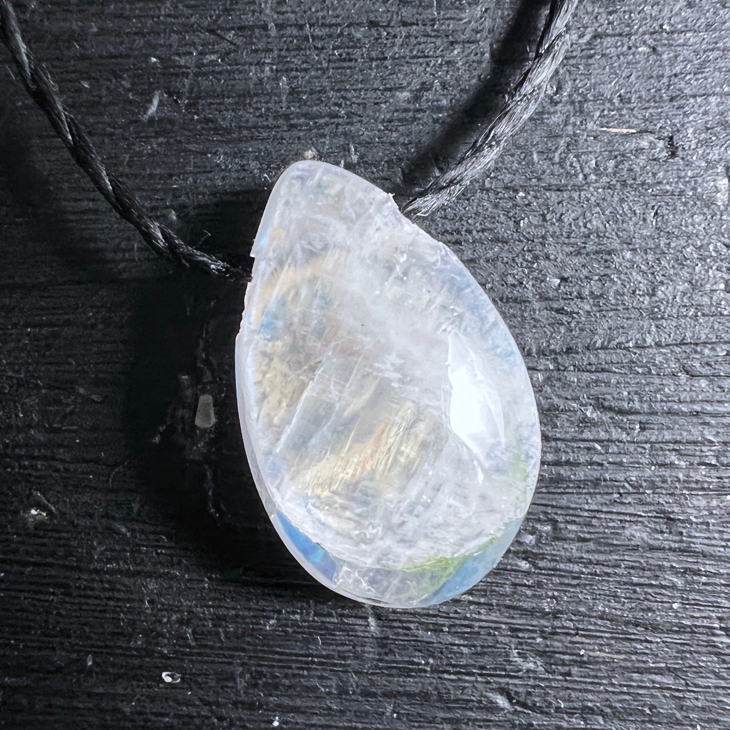 Mondstein Anhaenger Tropfenform, milchig transluzent mit blauem Schimmer und feinen Wachstumslinien | Happy Minerals