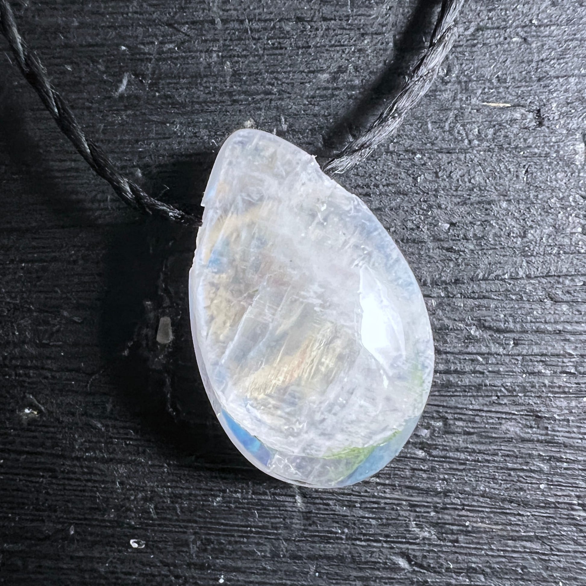 Mondstein Anhaenger Tropfenform, milchig transluzent mit blauem Schimmer und feinen Wachstumslinien | Happy Minerals