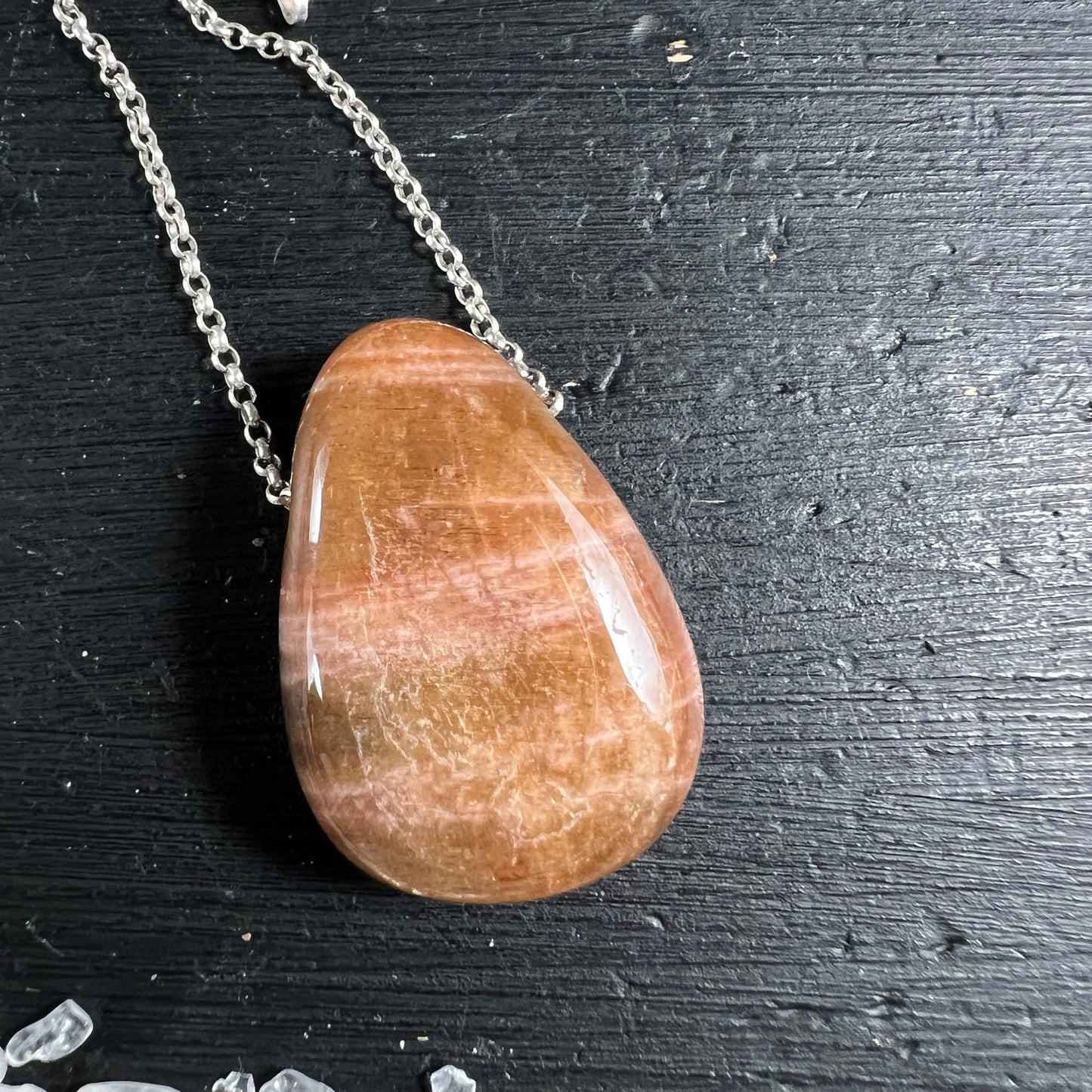 Mondstein Anhänger tropfenförmig, warmes Karamell-Orange mit goldgelbem Schimmer und rosa Schlieren, hochglanzpoliert | Happy Minerals