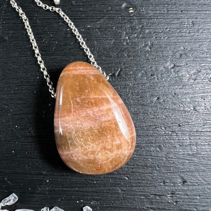 Mondstein Anhänger tropfenförmig, warmes Karamell-Orange mit goldgelbem Schimmer und rosa Schlieren, hochglanzpoliert | Happy Minerals