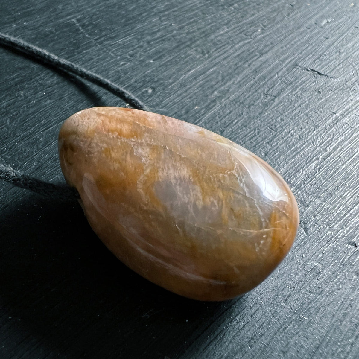 Mondstein Anhaenger mit pfirsichfarben-goldenen Schlieren, glatt polierte Tropfenform, glasiger Glanz | Happy Minerals