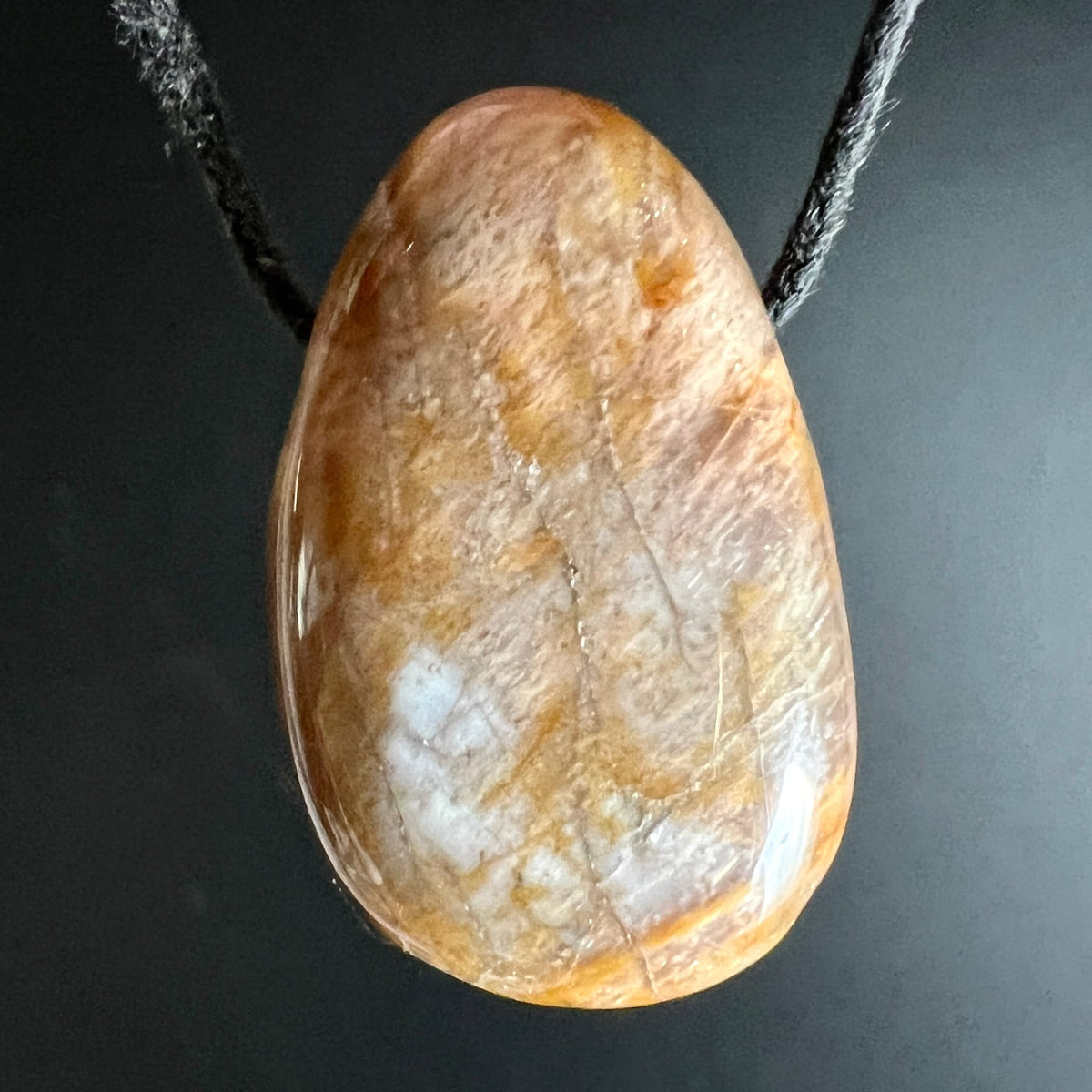 Mondstein Anhaenger tropfenfoermig, cremig-pfirsich mit goldbraunen Schlieren und weissen Flecken, poliert | Happy Minerals