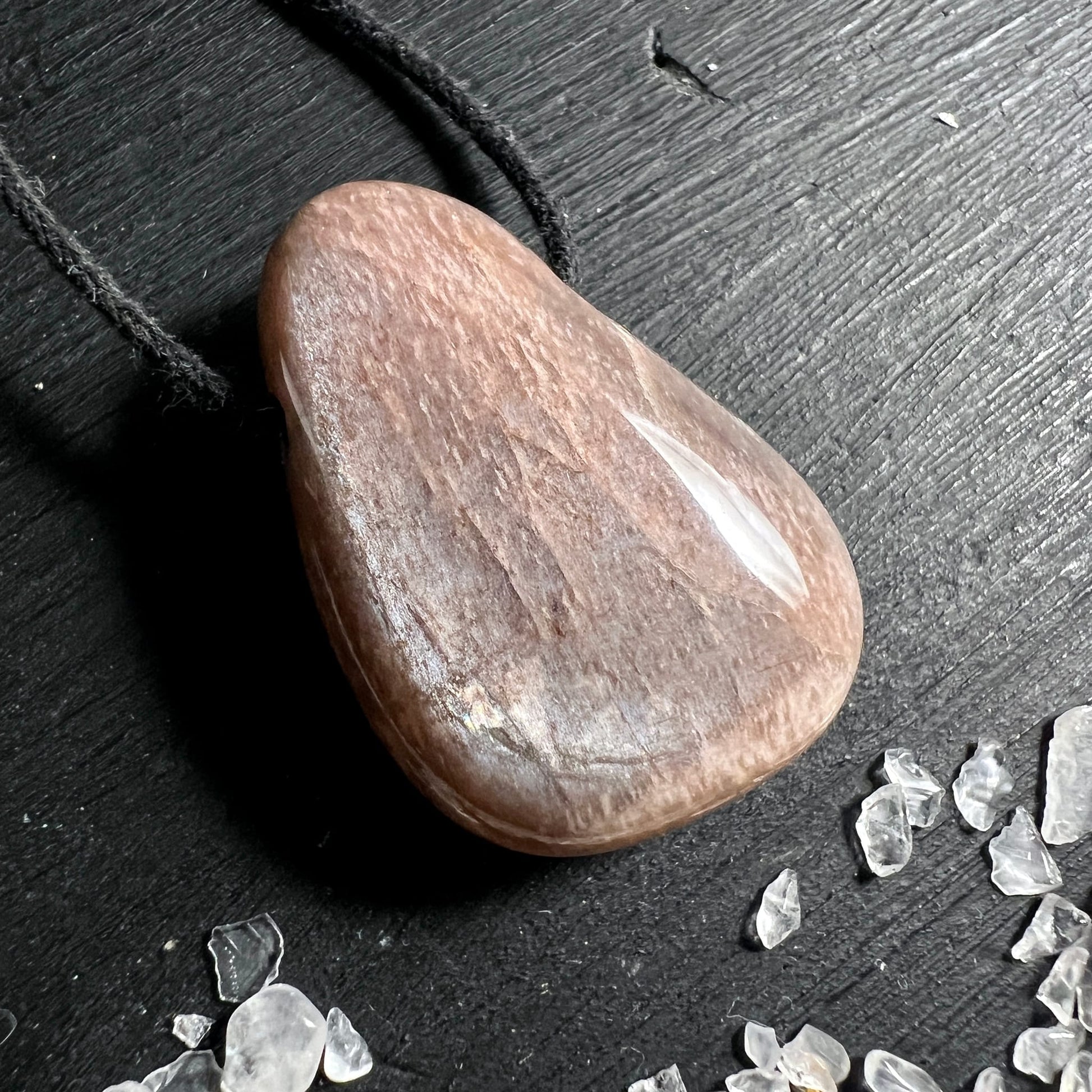 Mondstein Anhänger tropfenförmig, pfirsich-rosa mit feinen faserigen Streifen und poliertem Glanzlicht | Happy Minerals