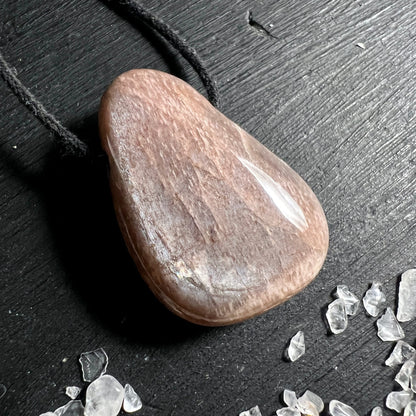 Mondstein Anhänger tropfenförmig, pfirsich-rosa mit feinen faserigen Streifen und poliertem Glanzlicht | Happy Minerals