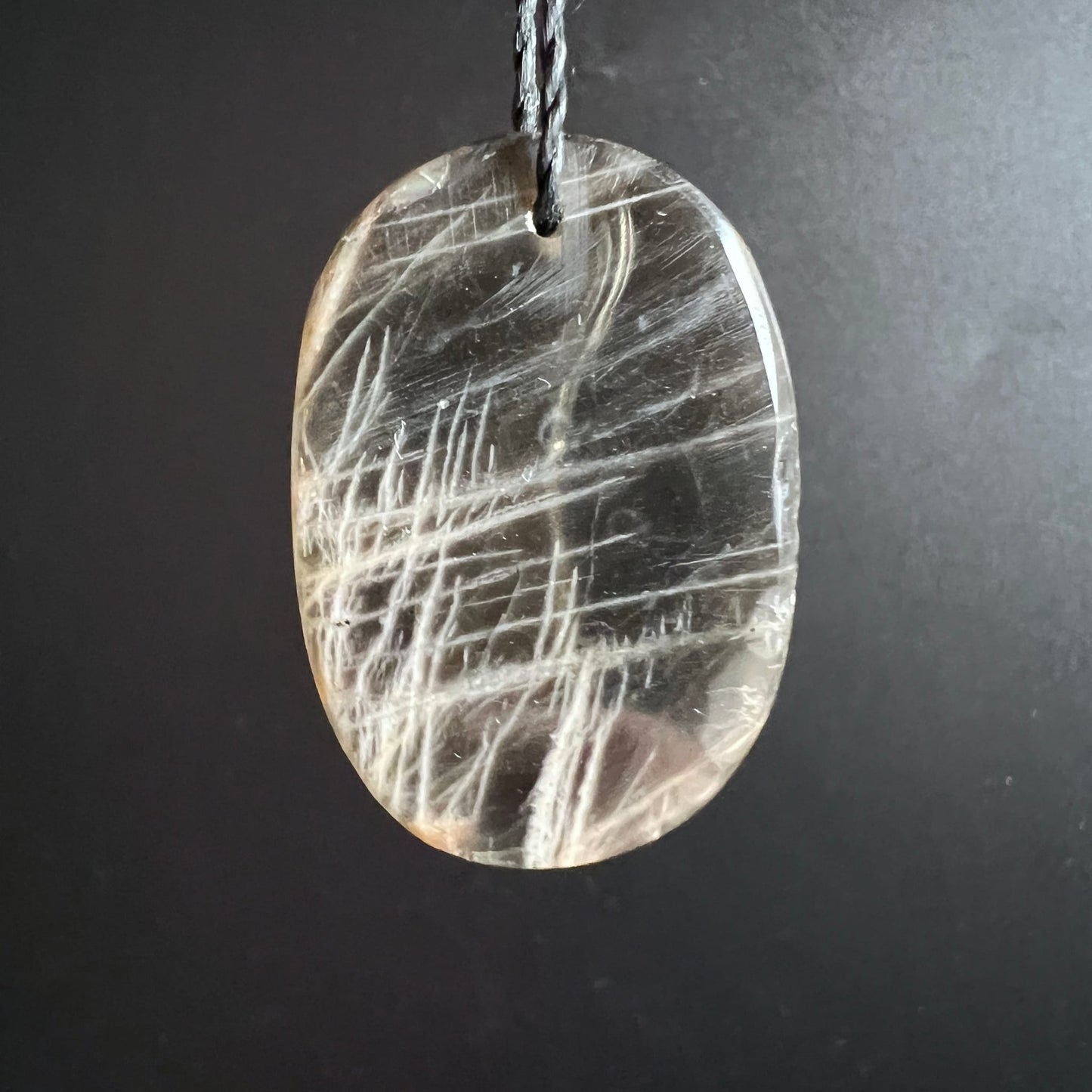 Ovaler Mondstein Anhaenger transparent-grau mit feinen weissen Faserstrukturen und Gitter-Muster | Happy Minerals