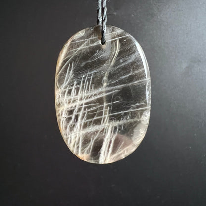 Ovaler Mondstein Anhaenger transparent-grau mit feinen weissen Faserstrukturen und Gitter-Muster | Happy Minerals