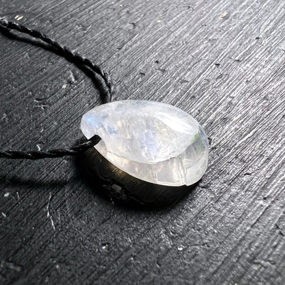 Mondstein Anhänger Tropfenform, milchig-transparent mit blauem Schimmer und Facettenschliff | Happy Minerals