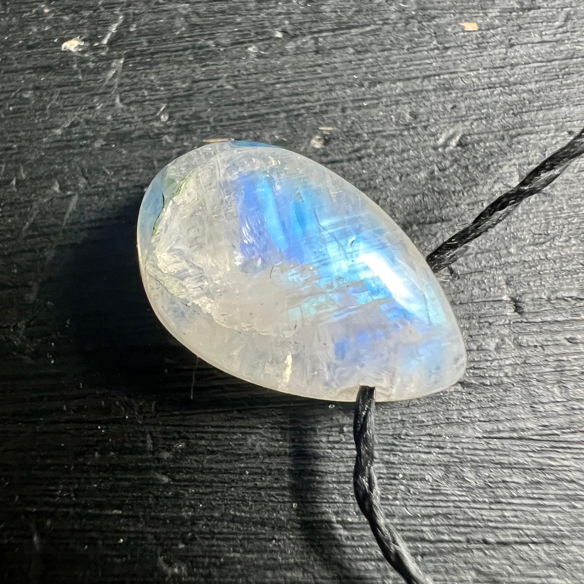 Mondstein Anhaenger Tropfenform, milchig-weiss mit blauem Schimmer und Adular-Glanz, poliert | Happy Minerals