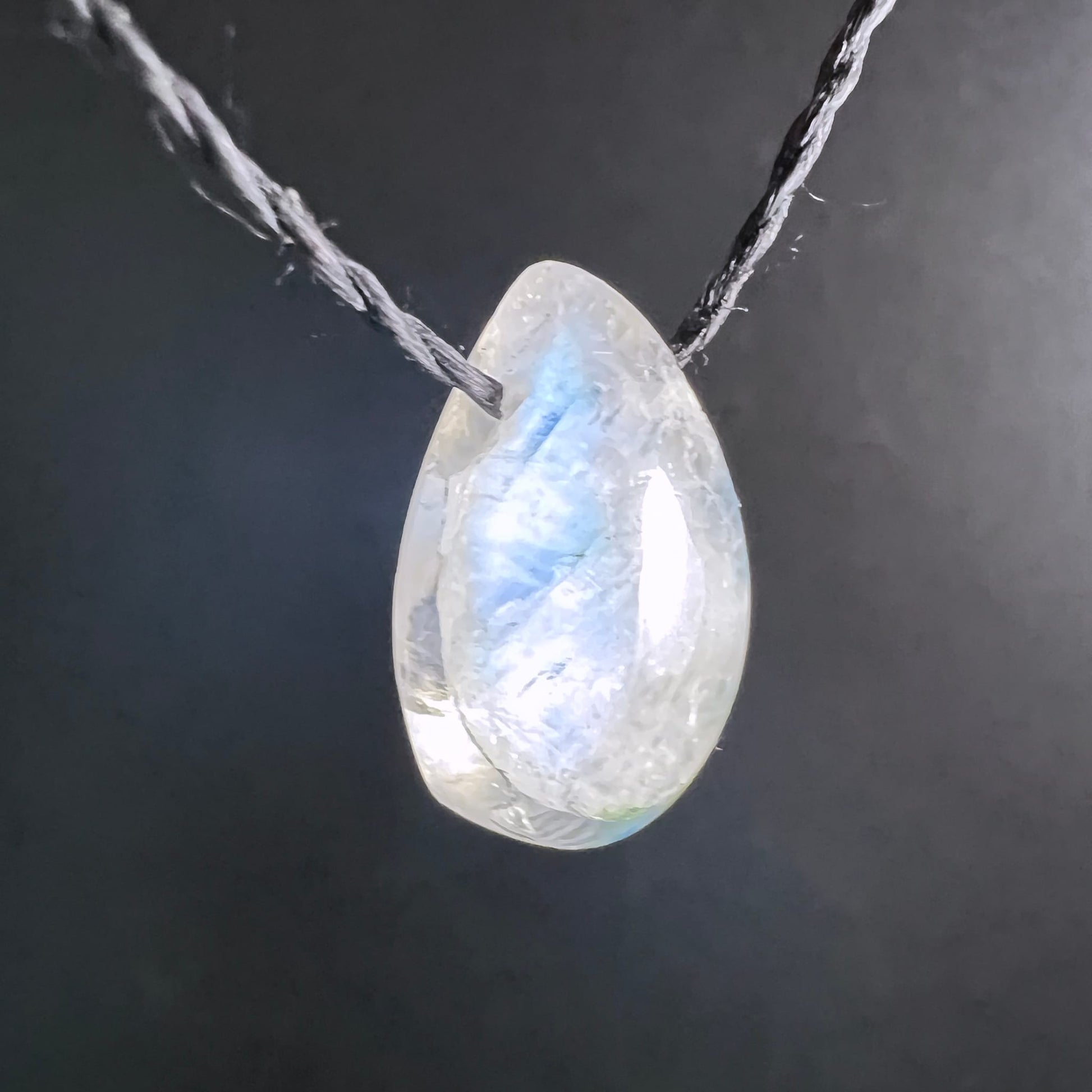 Mondstein Anhaenger Tropfenform milchig-weiss mit blauem Schimmer und Facettenschliff | Happy Minerals