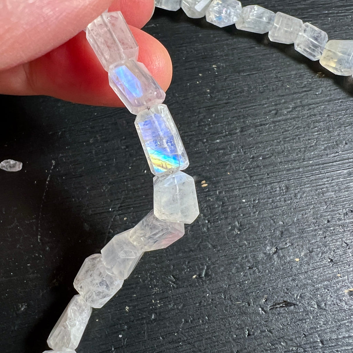 Mondstein Nahaufnahme | blauer Adular-Schimmer | facettierte Kante | Handdetail | Happy Minerals